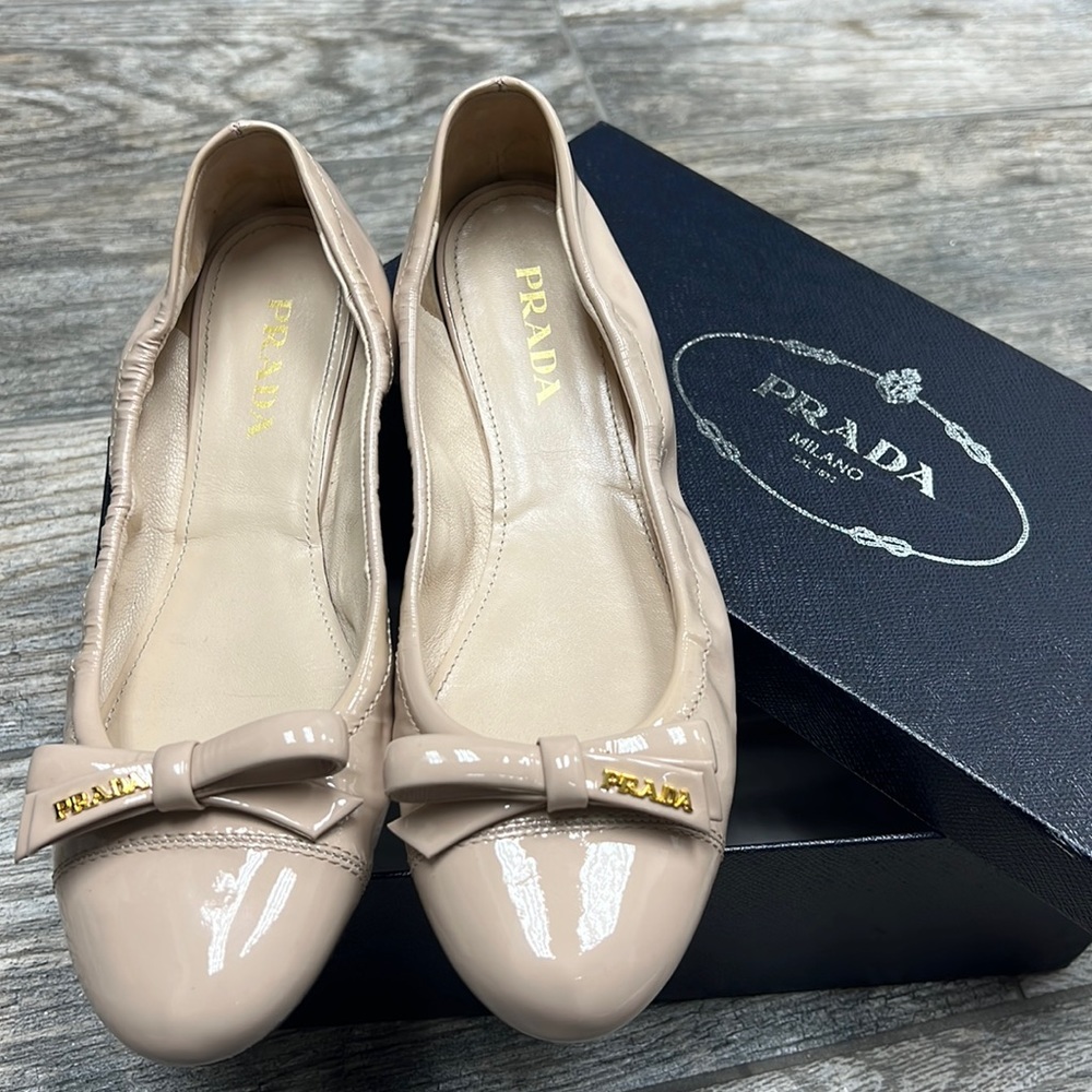 Super cute Prada beige flats in a size 38.5 (us8.5)